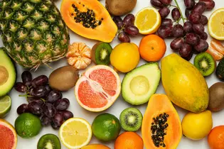 Verse groenten en fruit op een marktkraam