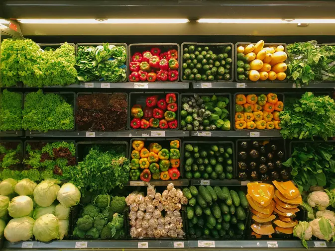 Verse groenten en fruit op een houten tafel